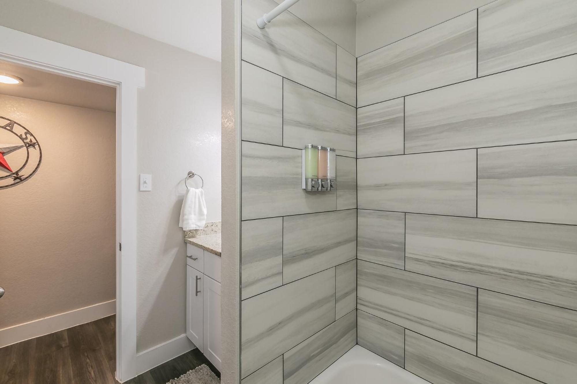 Apartment Cozy 2br - Sleeps 8 - Free Parking! Arlington