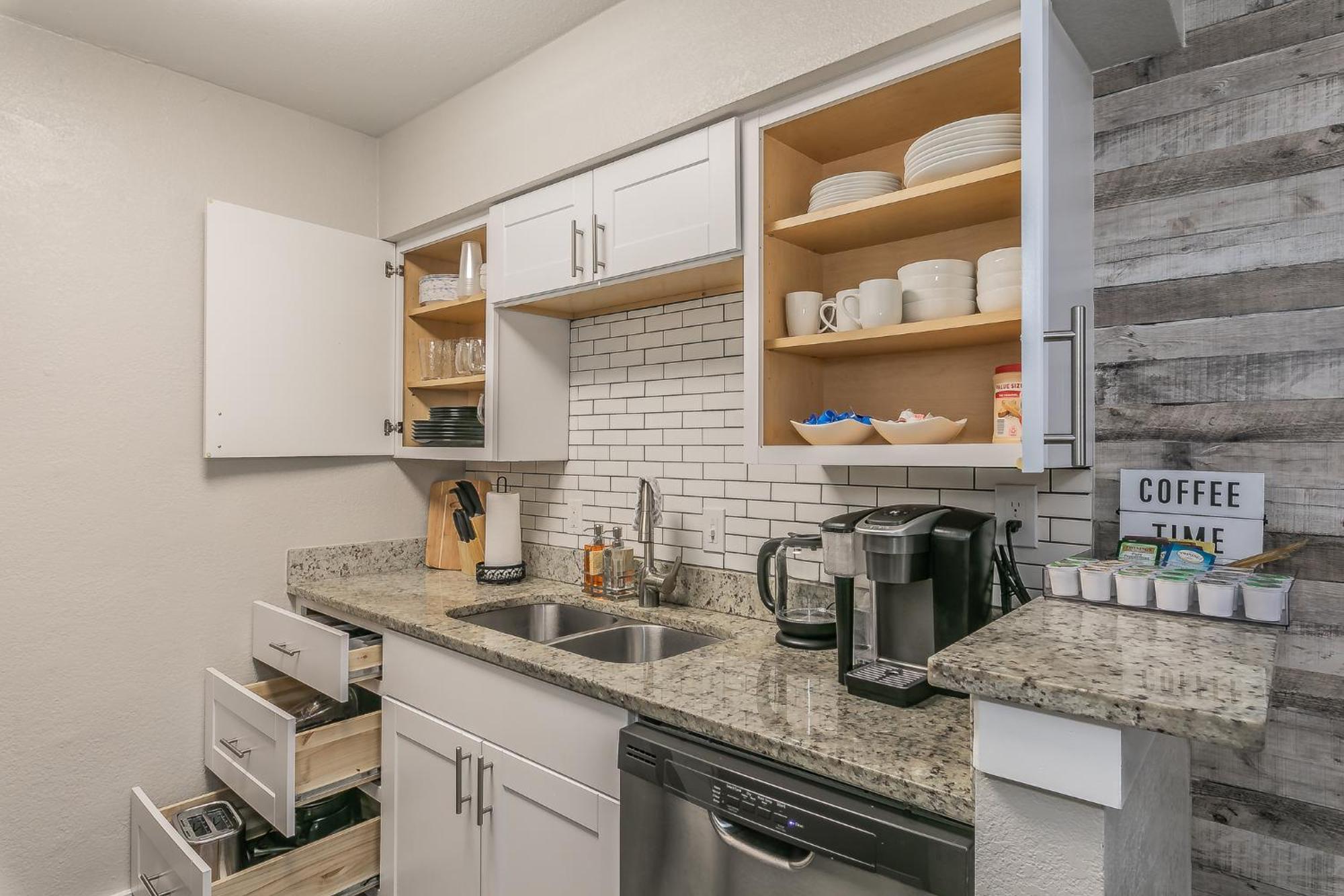 Cozy 2br - Sleeps 8 - Free Parking!