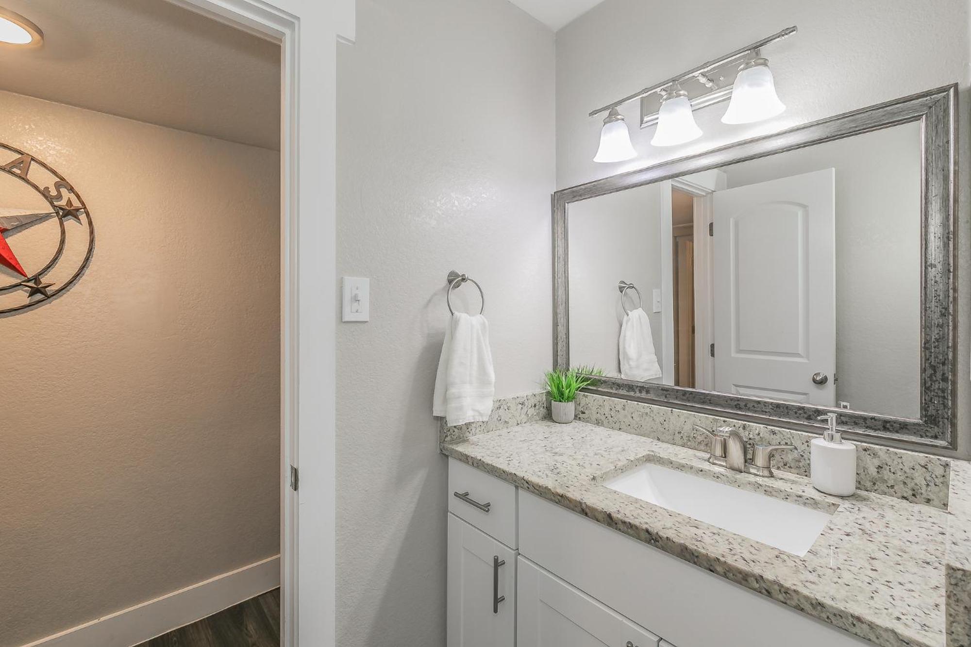 Apartment Cozy 2br - Sleeps 8 - Free Parking!