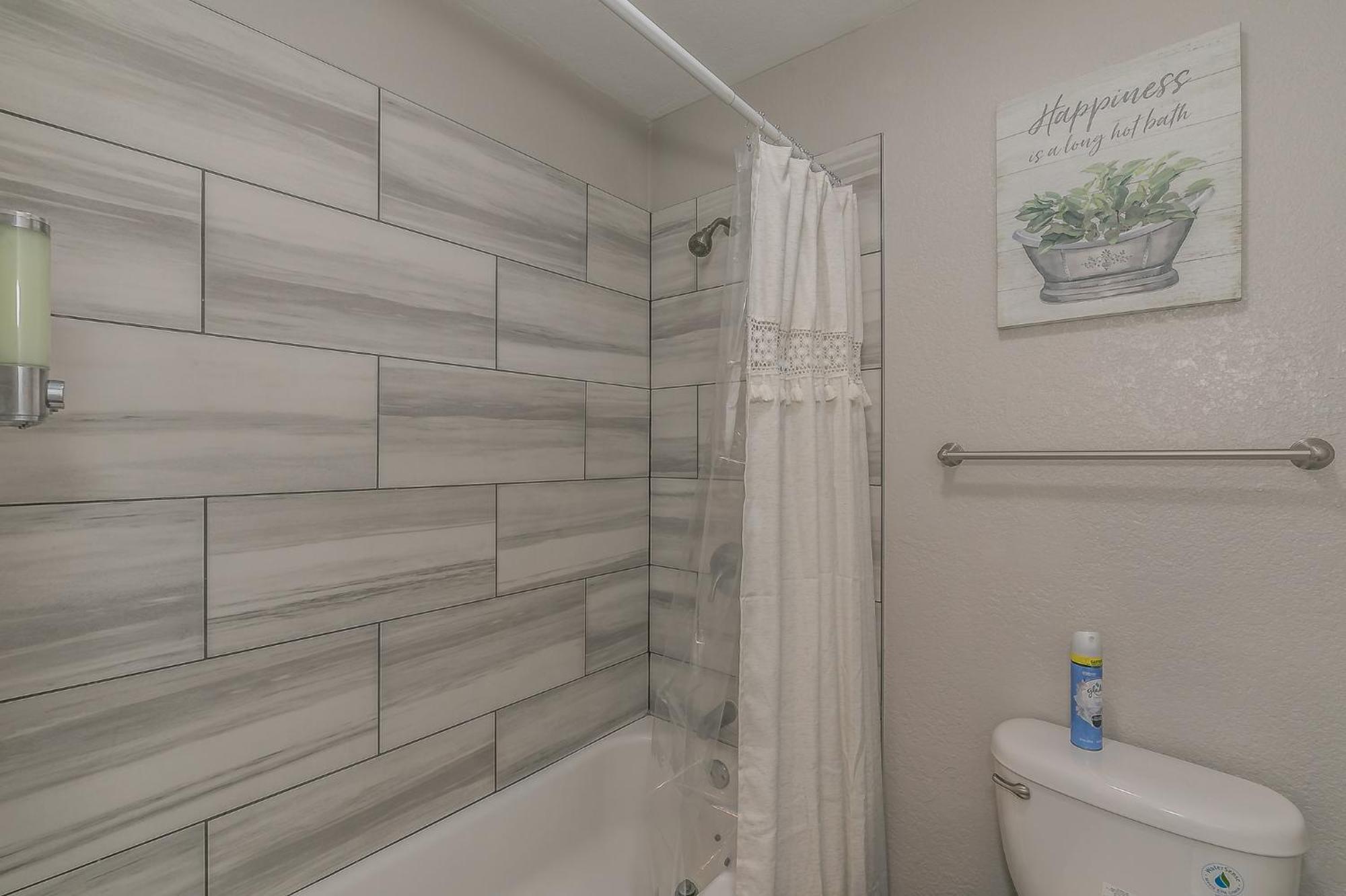 Cozy 2br - Sleeps 8 - Free Parking! Apartment Arlington