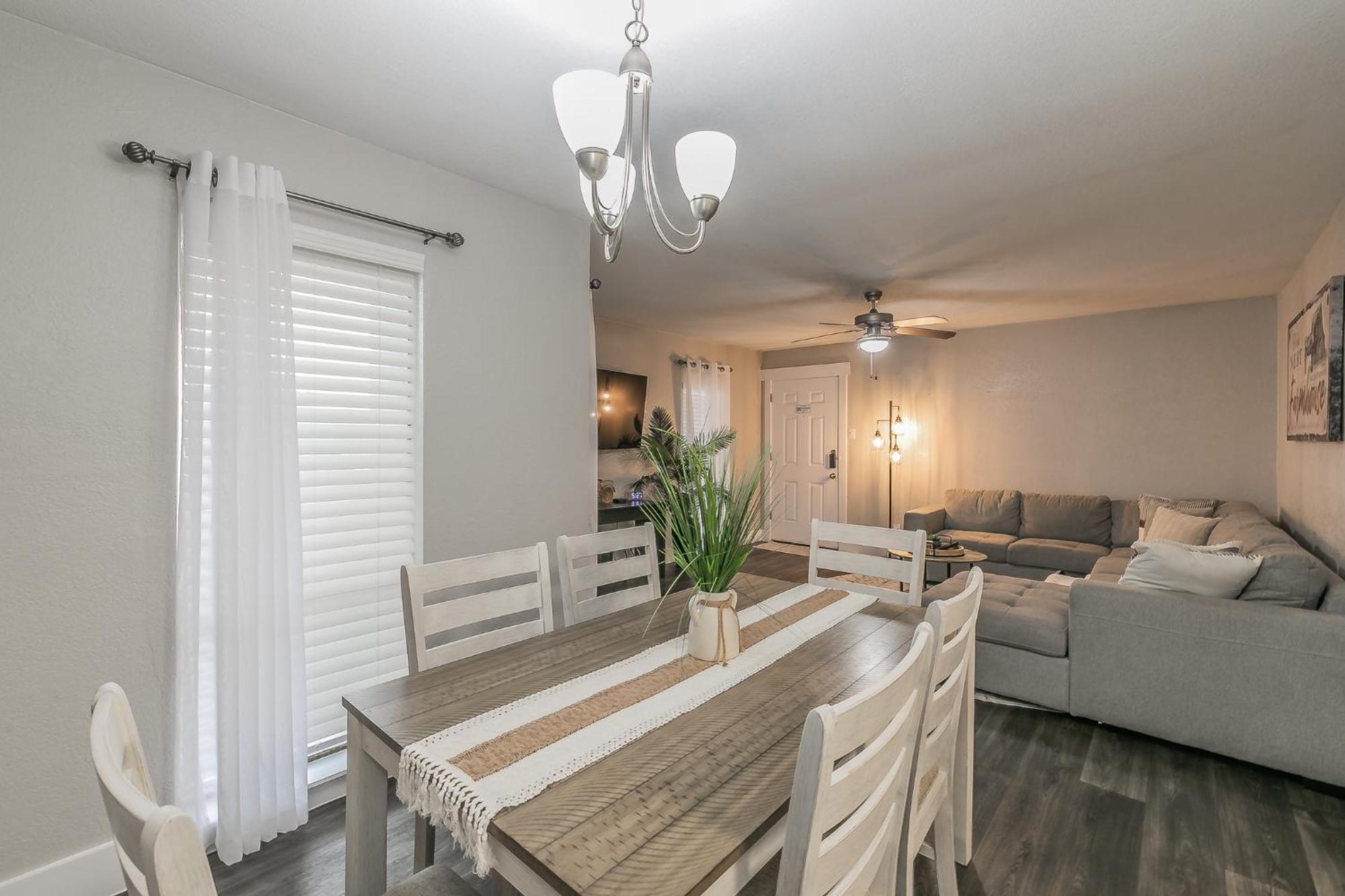 Cozy 2br - Sleeps 8 - Free Parking!