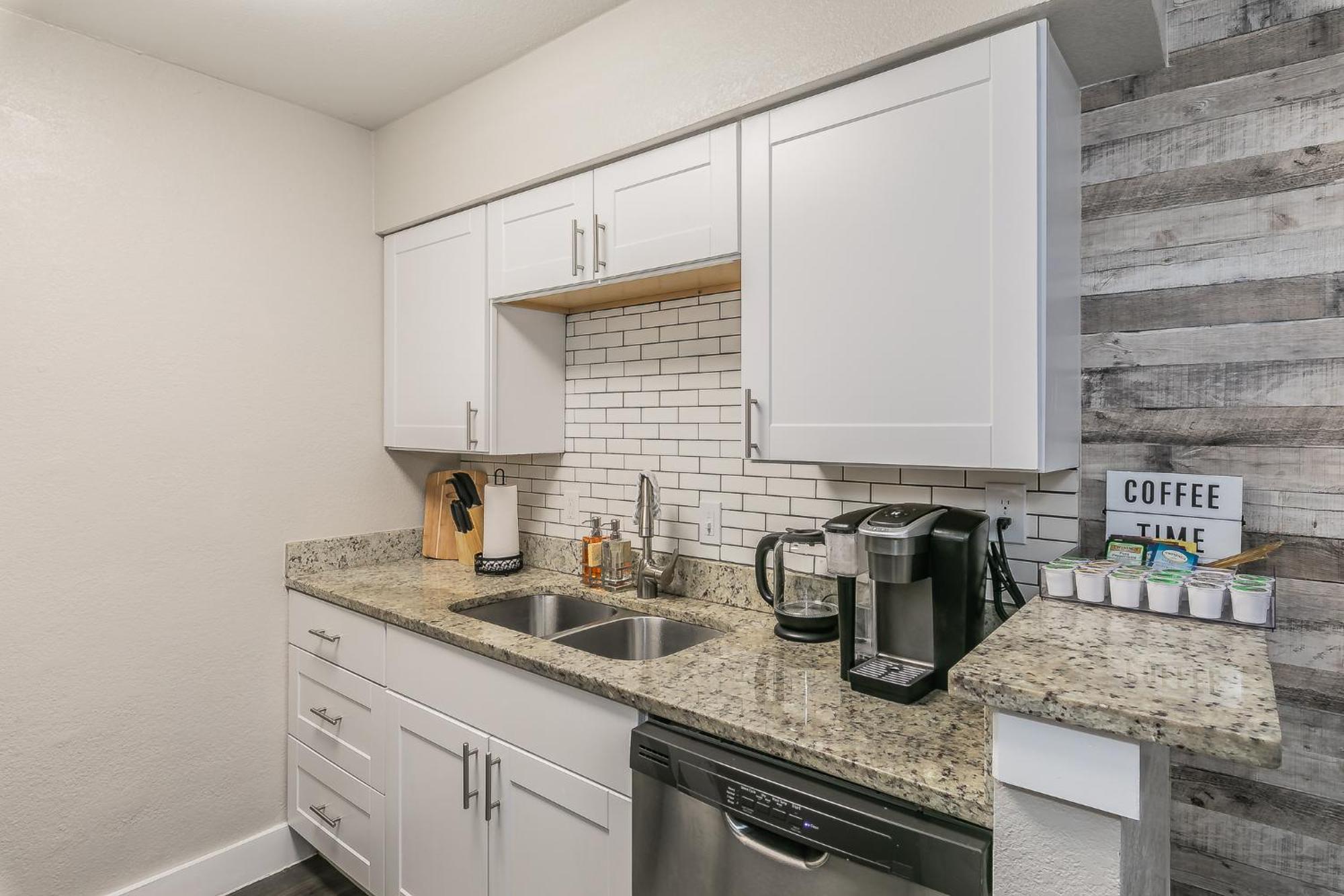 Cozy 2br - Sleeps 8 - Free Parking! Apartment *