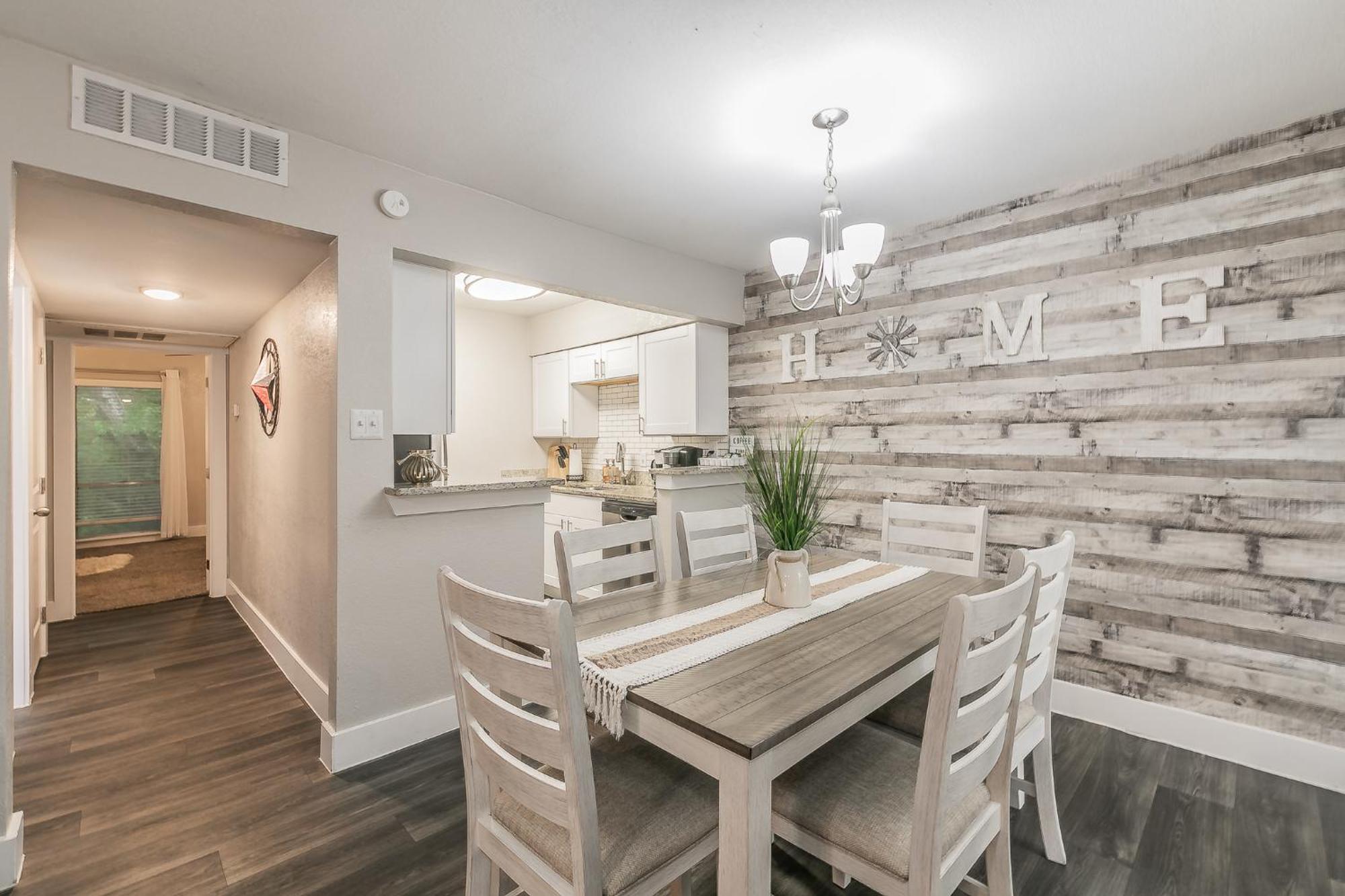 Apartment Cozy 2br - Sleeps 8 - Free Parking! *