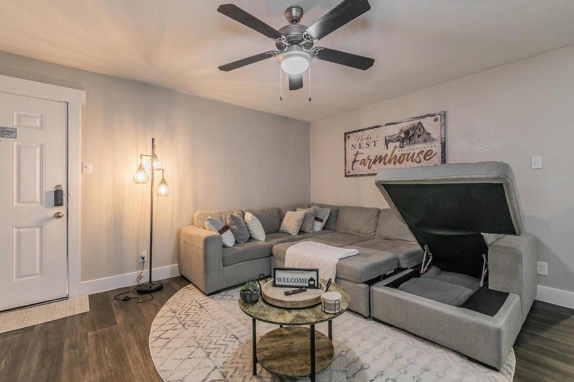 Cozy 2br - Sleeps 8 - Free Parking! Apartment Arlington