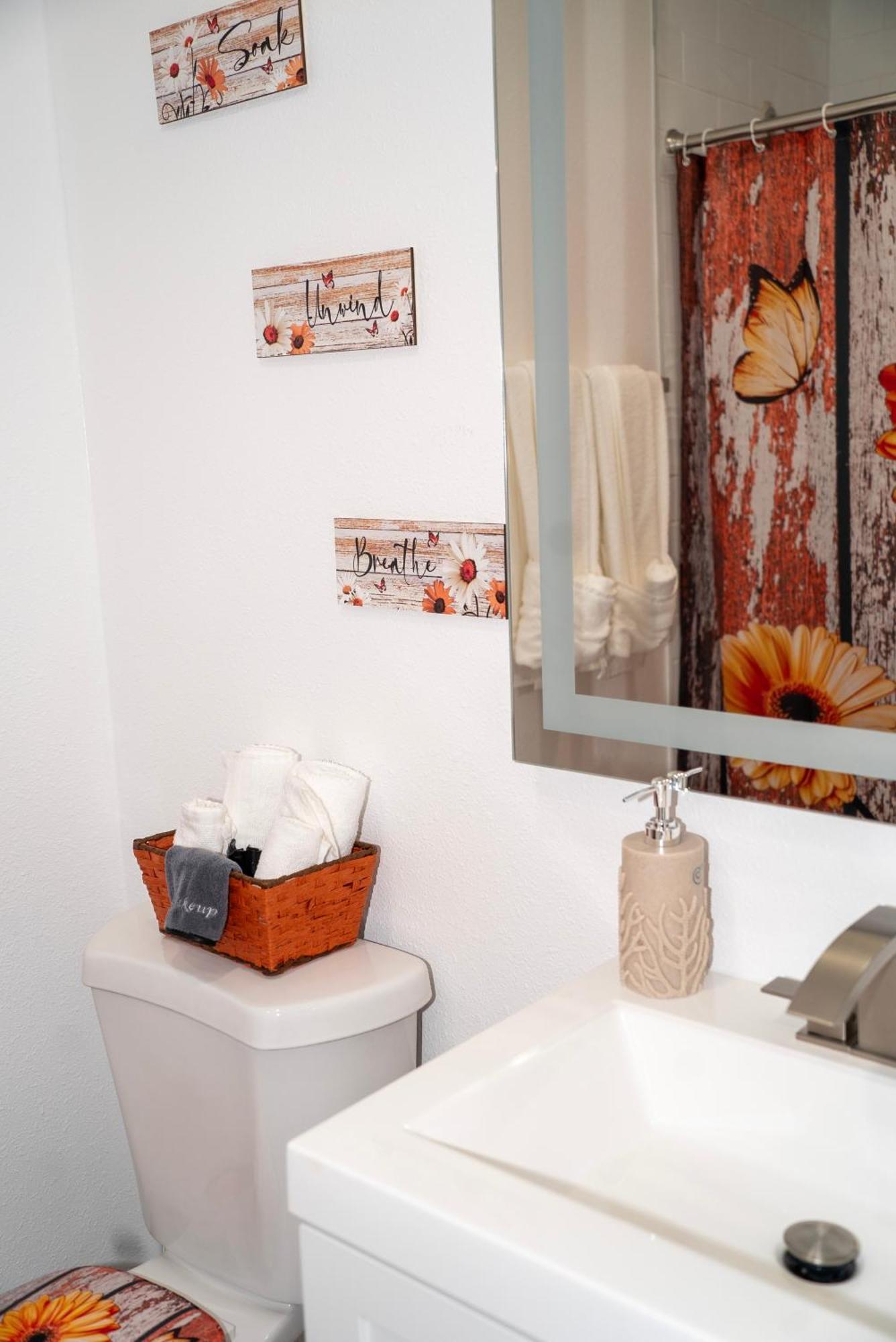 Fun-filled Retreat Near Six Flags For 15 People Apartment Arlington