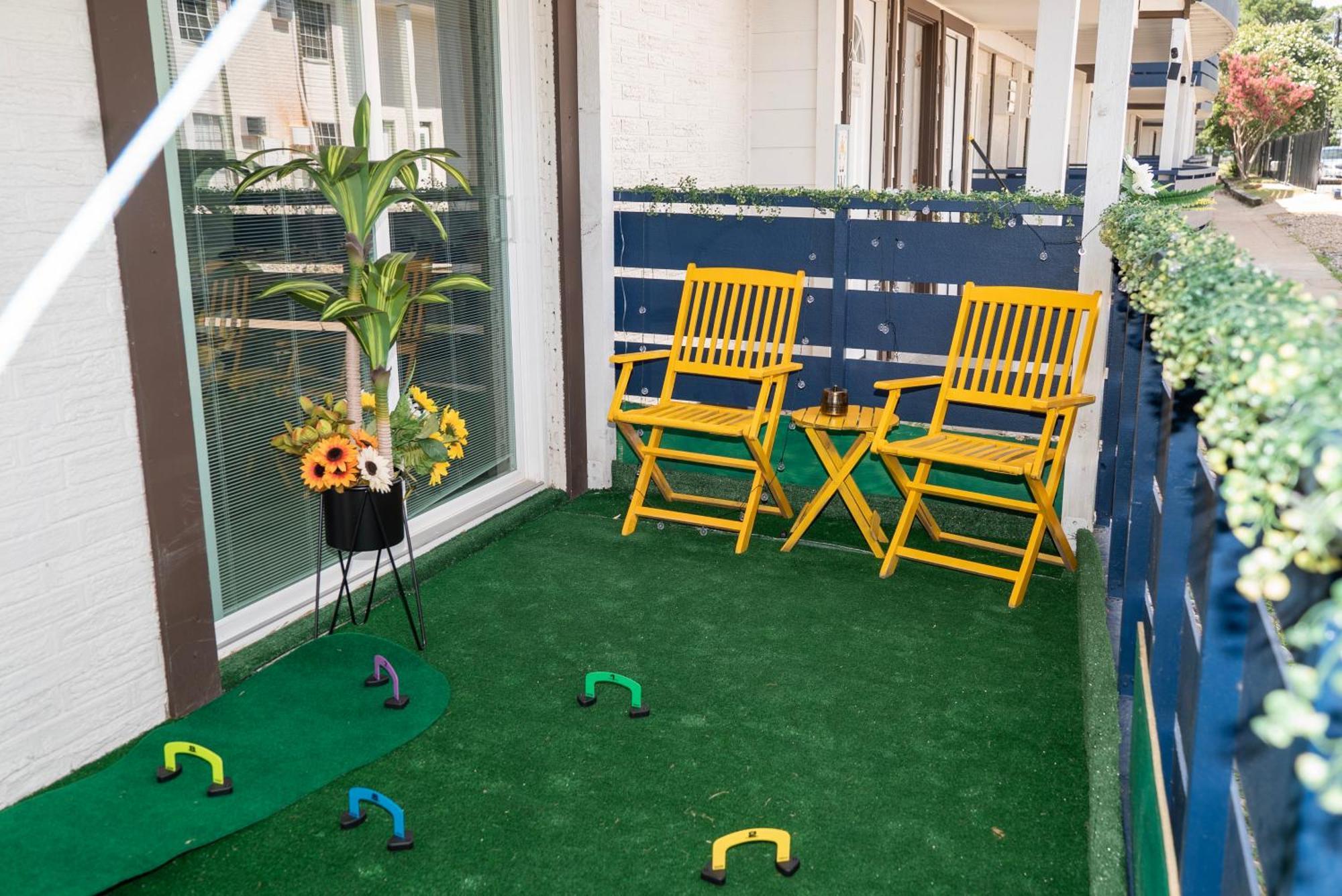 Fun-filled Retreat Near Six Flags For 15 People Arlington