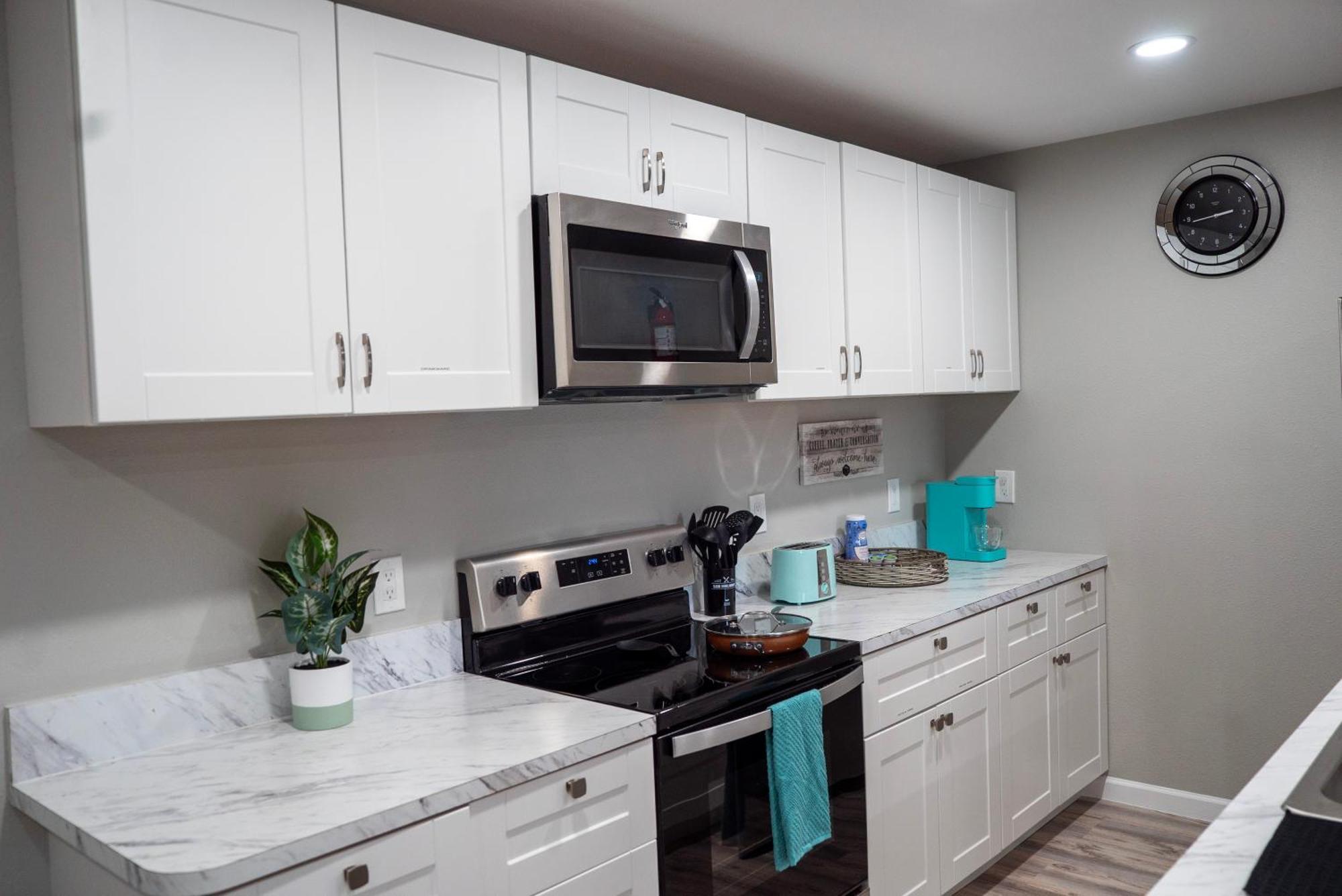 Fun-filled Retreat Near Six Flags For 15 People Apartment Arlington