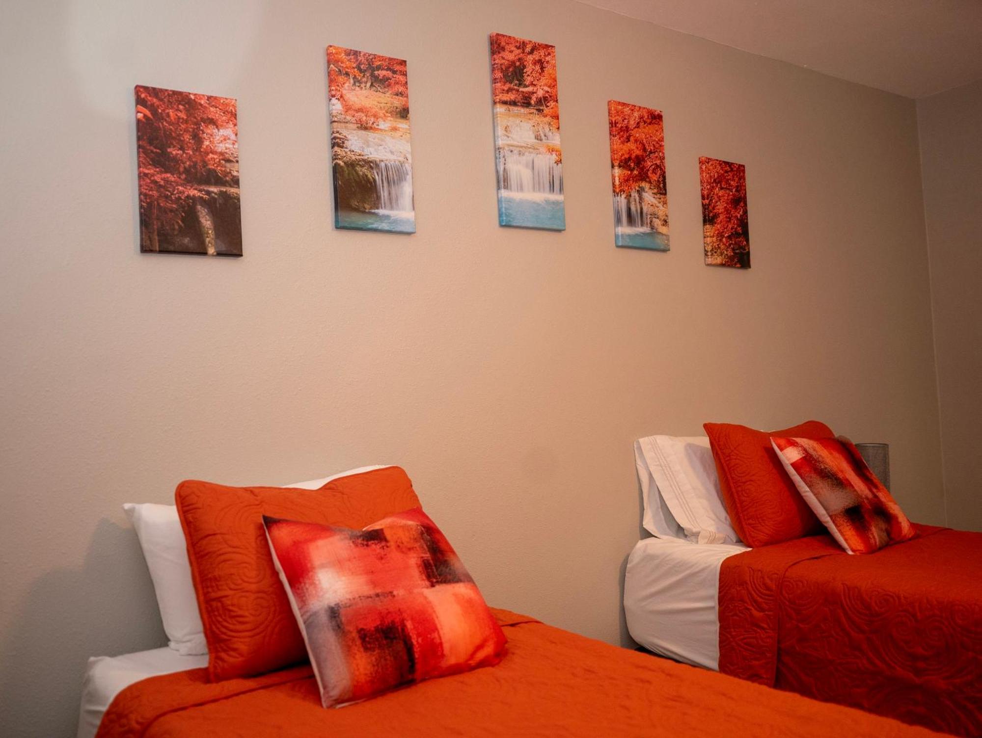 Fun-filled Retreat Near Six Flags For 15 People