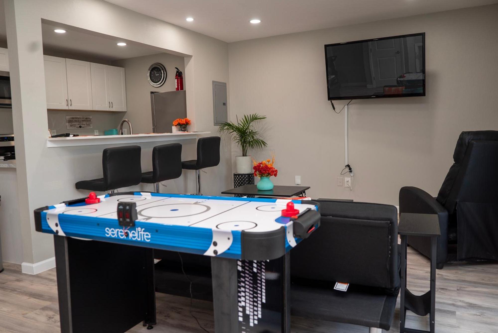 Apartment Fun-filled Retreat Near Six Flags For 15 People