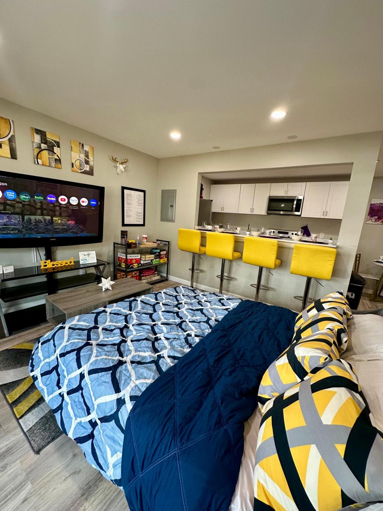 Apartment Fun-filled Retreat Near Six Flags For 15 People