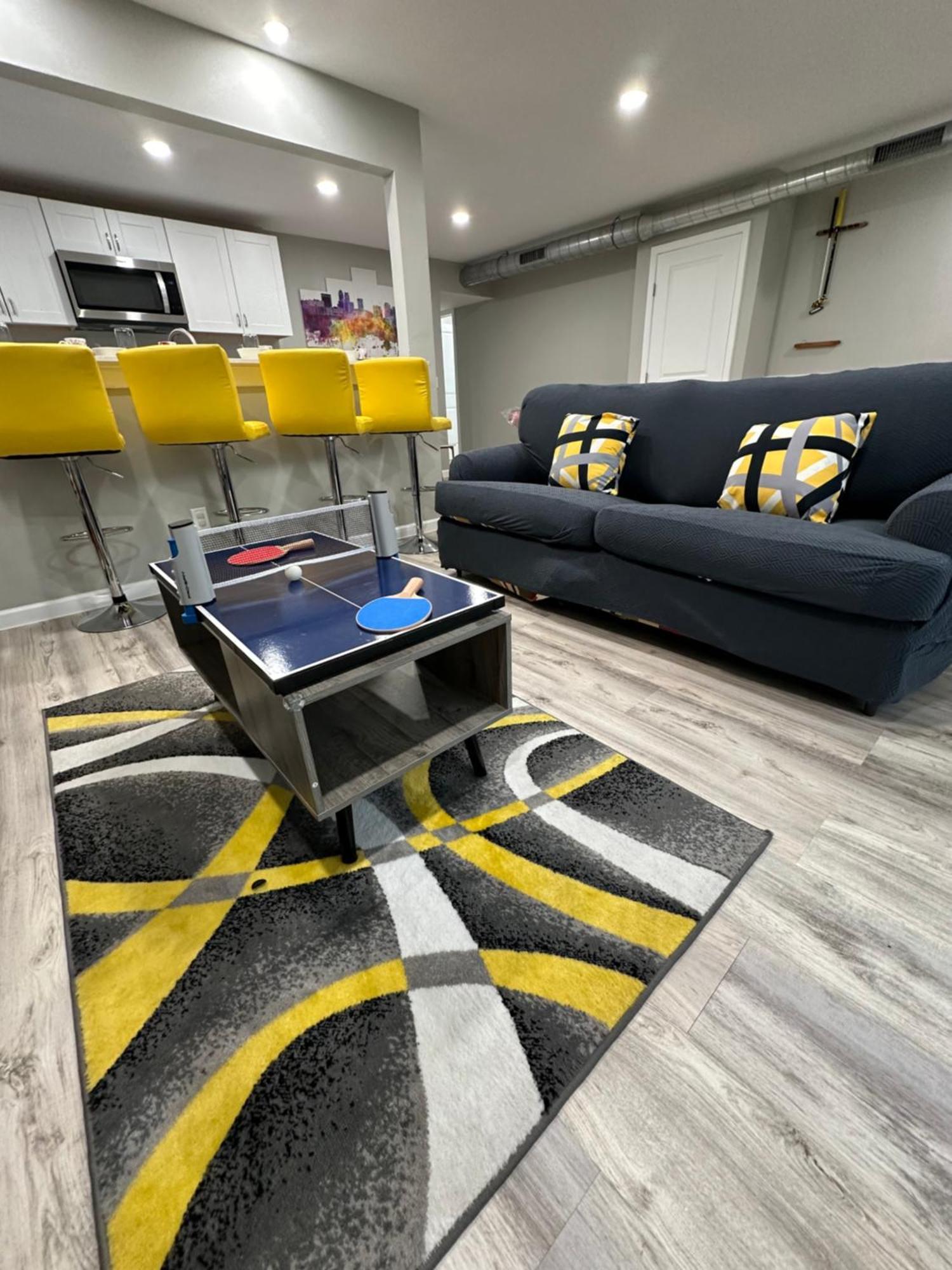 Fun-filled Retreat Near Six Flags For 15 People Apartment Arlington