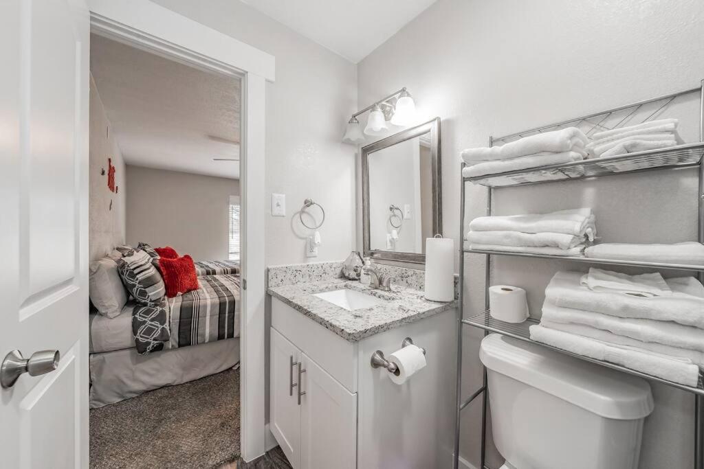 Walk To At&t Stadium, King Bed! Close 2 Everything Apartment