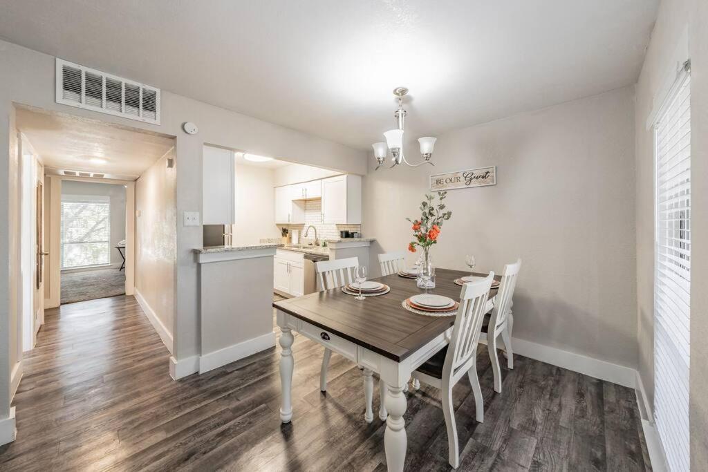 Walk To At&t Stadium, King Bed! Close 2 Everything Apartment *