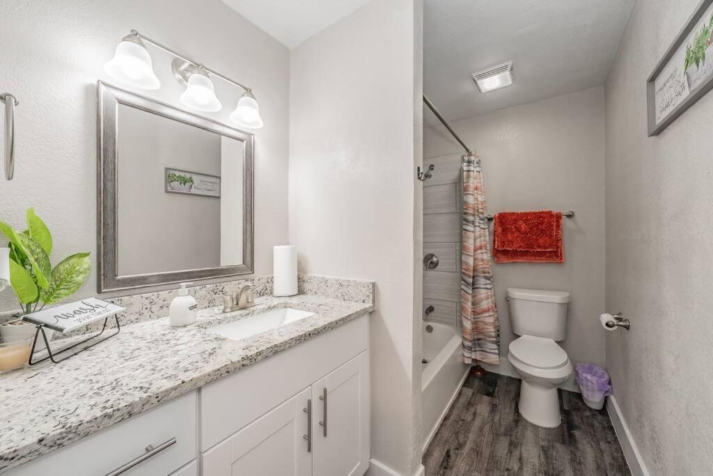 Walk To At&t Stadium, King Bed! Close 2 Everything Apartment