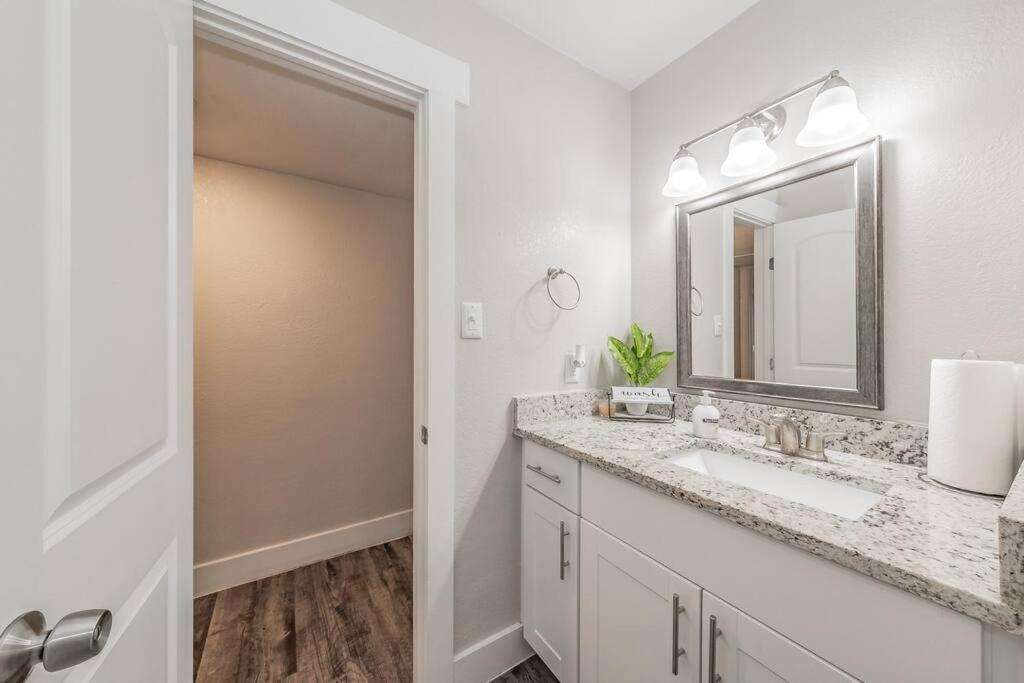 Apartment Walk To At&t Stadium, King Bed! Close 2 Everything
