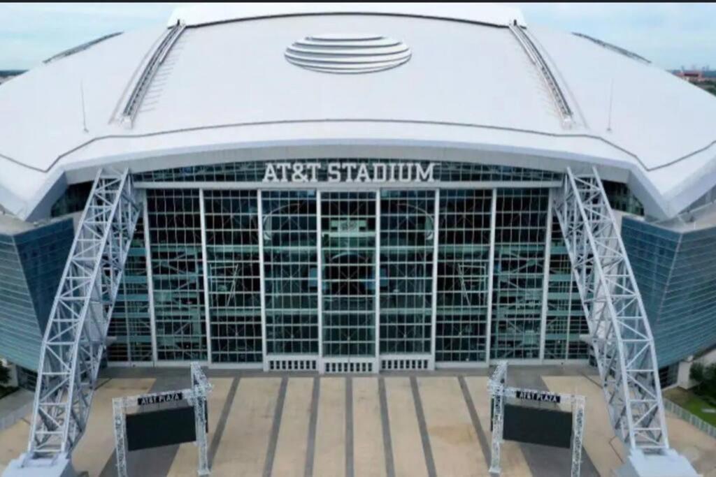 Walk To At&t Stadium, King Bed! Close 2 Everything Apartment *