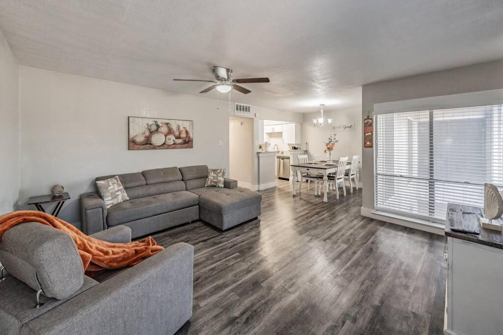 Walk To At&t Stadium, King Bed! Close 2 Everything Apartment