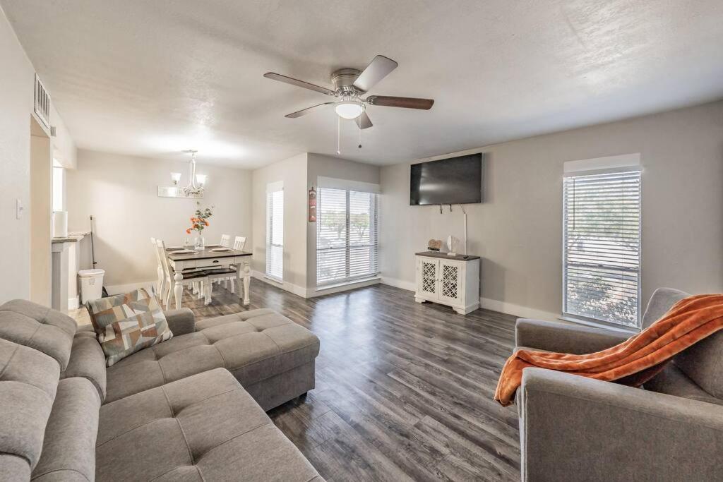 Walk To At&t Stadium, King Bed! Close 2 Everything Apartment *