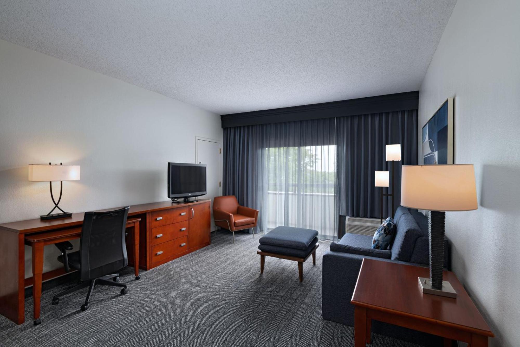 Courtyard By Marriott Dallas Entertainment District Hotel