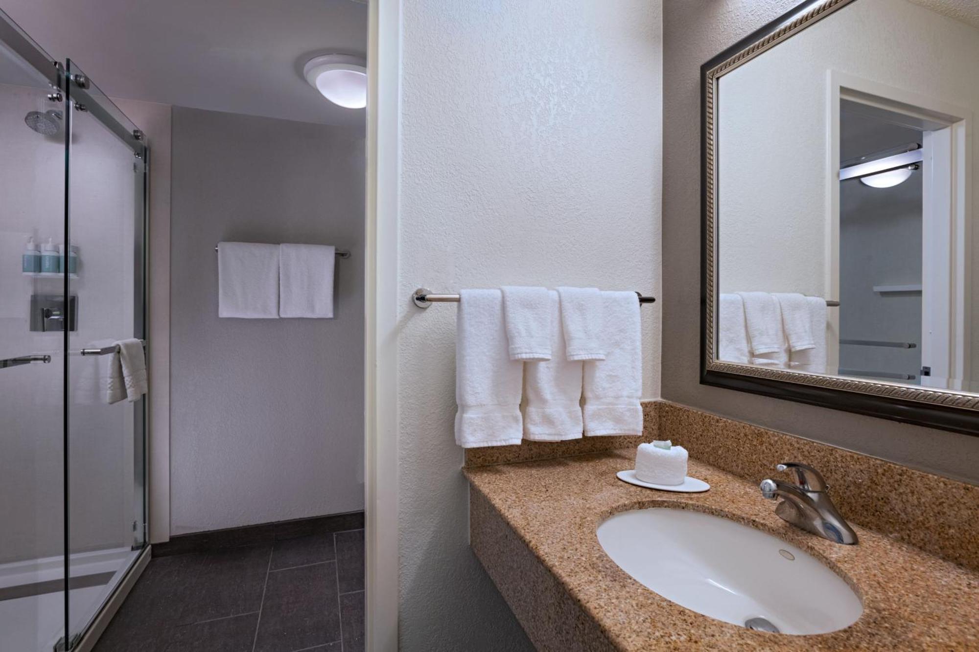 Courtyard By Marriott Dallas Entertainment District Hotel 3*
