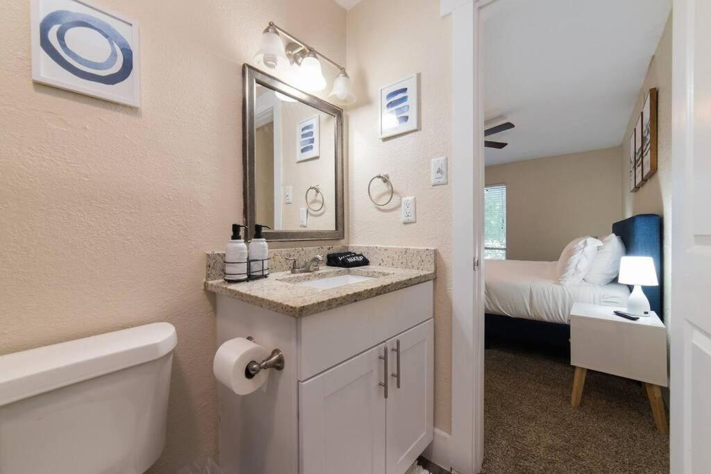 Walk To Att-free Parking-min To Attractions-modern Apartment