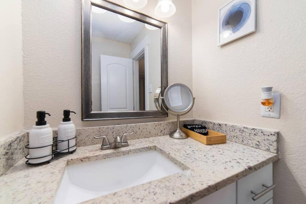 Walk To Att-free Parking-min To Attractions-modern Apartment