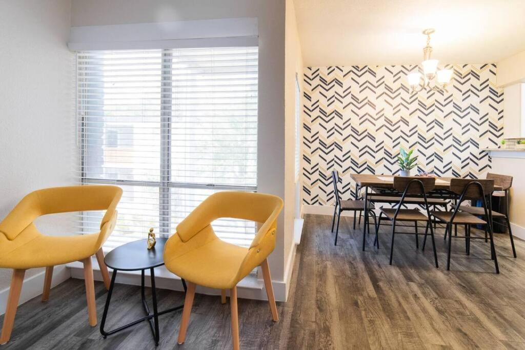 Walk To Att-free Parking-min To Attractions-modern Apartment Arlington