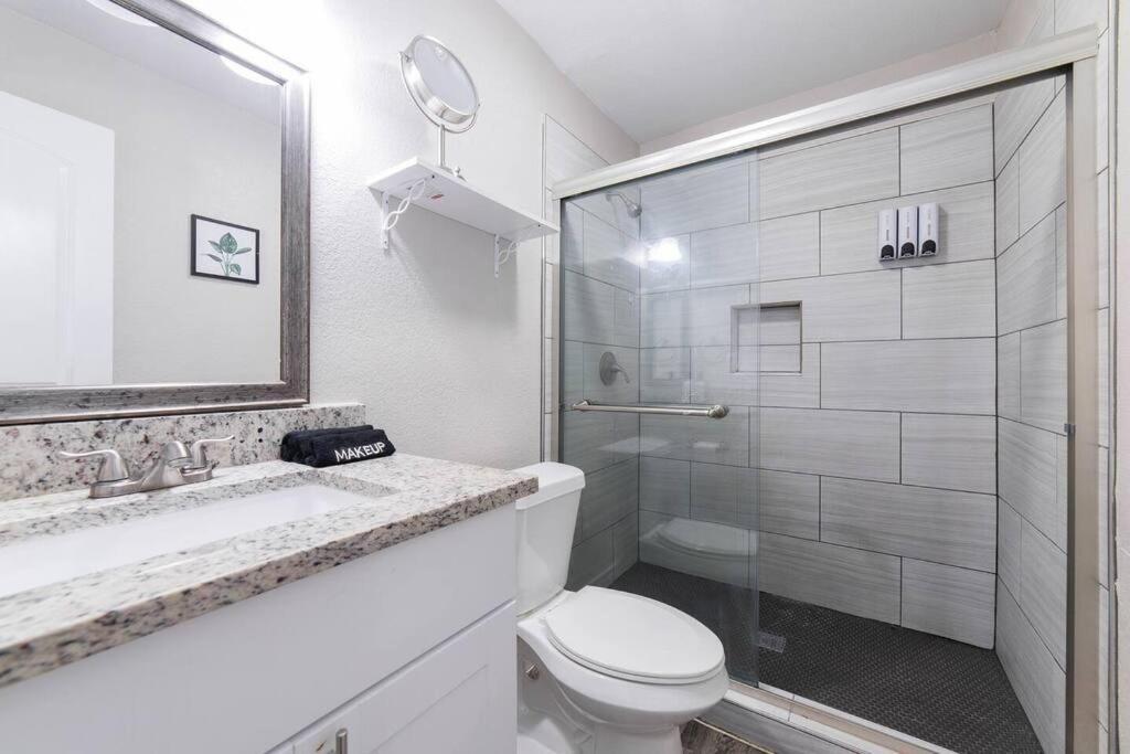 Walk To Att-glblife-free Parking-min To Attraction Apartment *