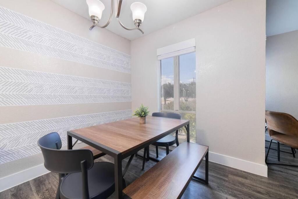 Walk To Att-glblife-free Parking-min To Attraction Arlington