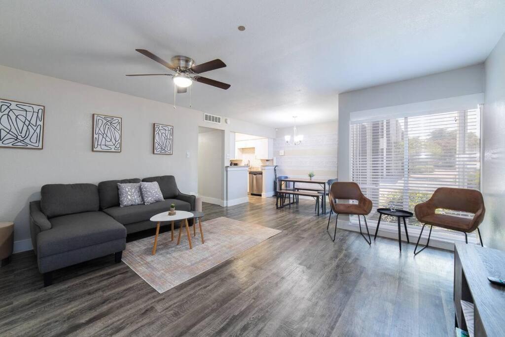 Walk To Att-glblife-free Parking-min To Attraction Arlington