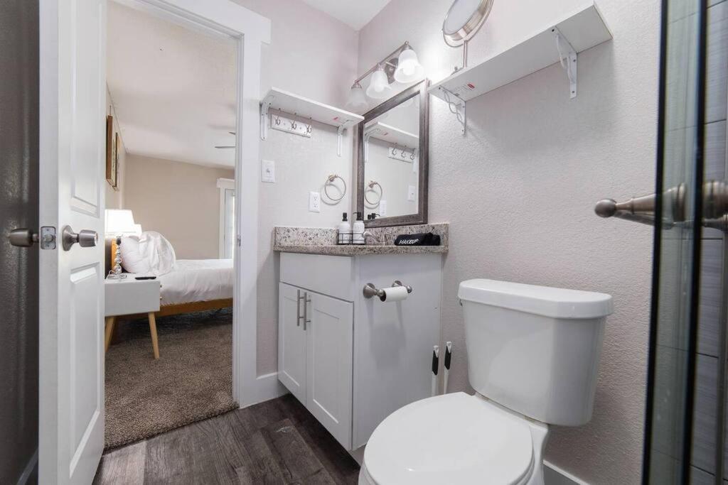 Walk To Att-glblife-free Parking-min To Attraction Apartment *
