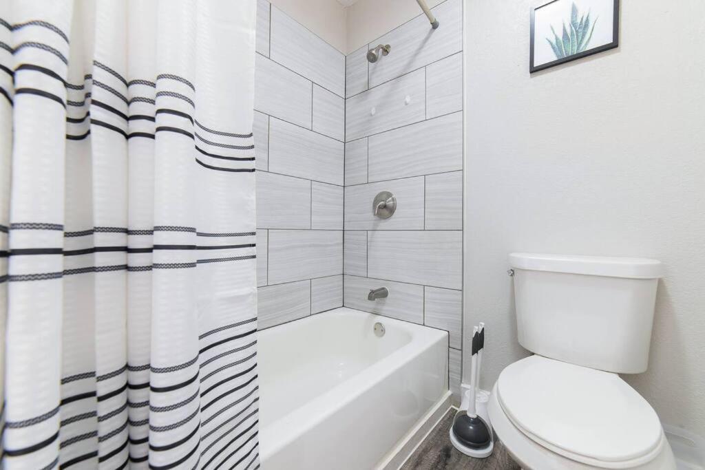 Walk To Att-glblife-free Parking-min To Attraction Arlington