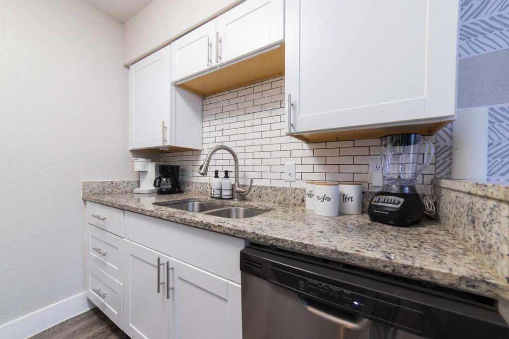 Walk To Att-glblife-free Parking-min To Attraction Apartment