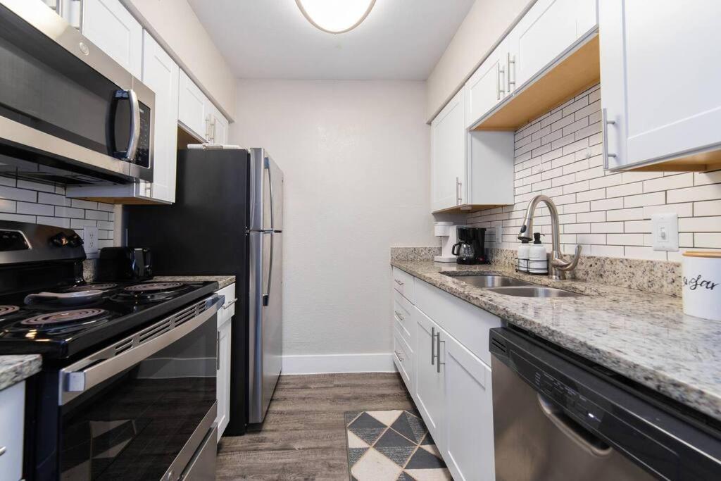 Apartment Walk To Att-glblife-free Parking-min To Attraction Arlington