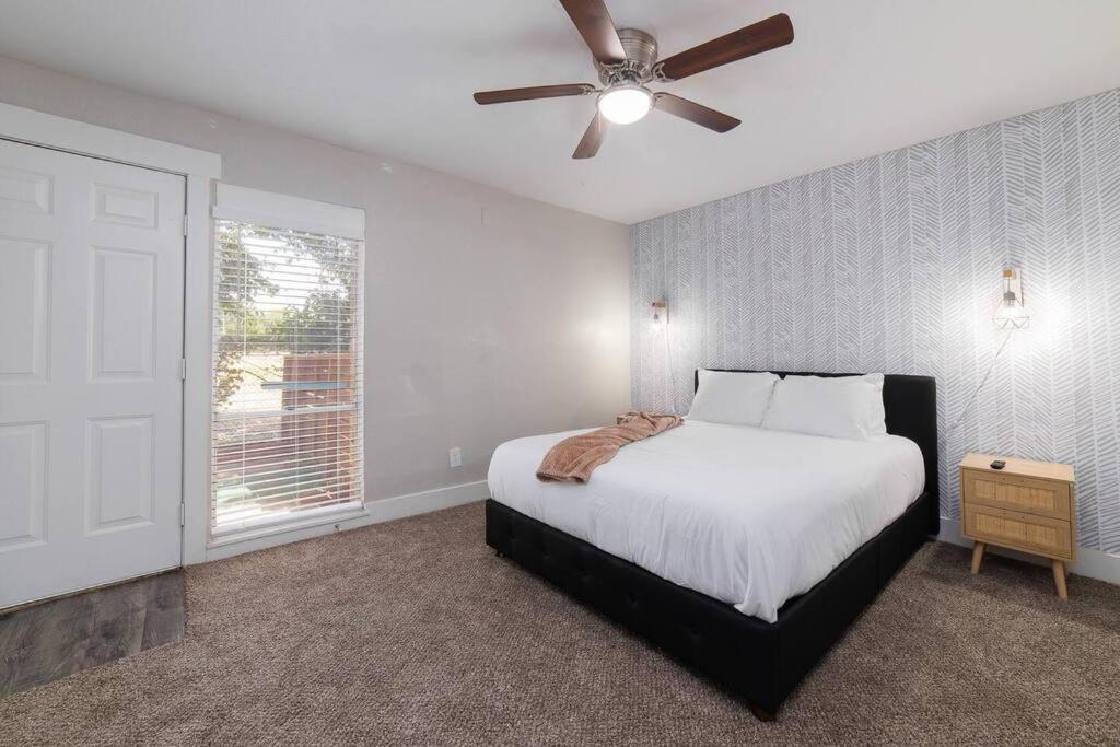 Walk To Att-glblife-free Parking-min To Attraction Arlington