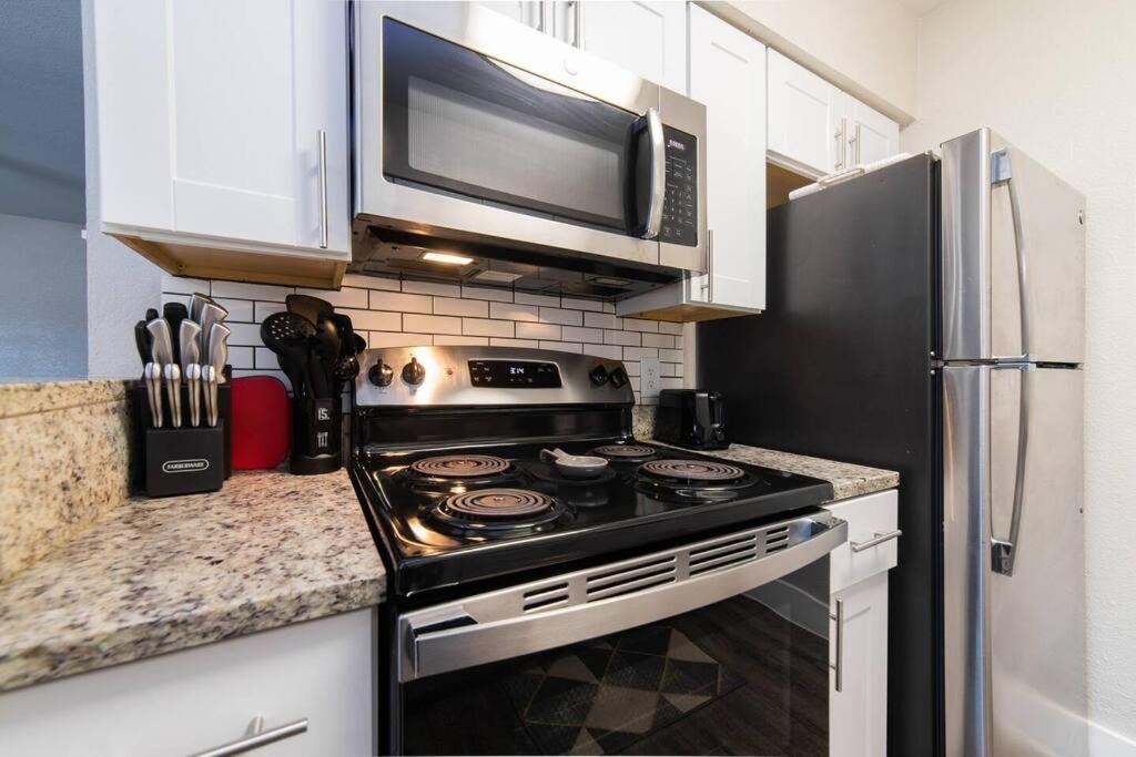 Walk To Att-glblife-free Parking-min To Attraction Apartment