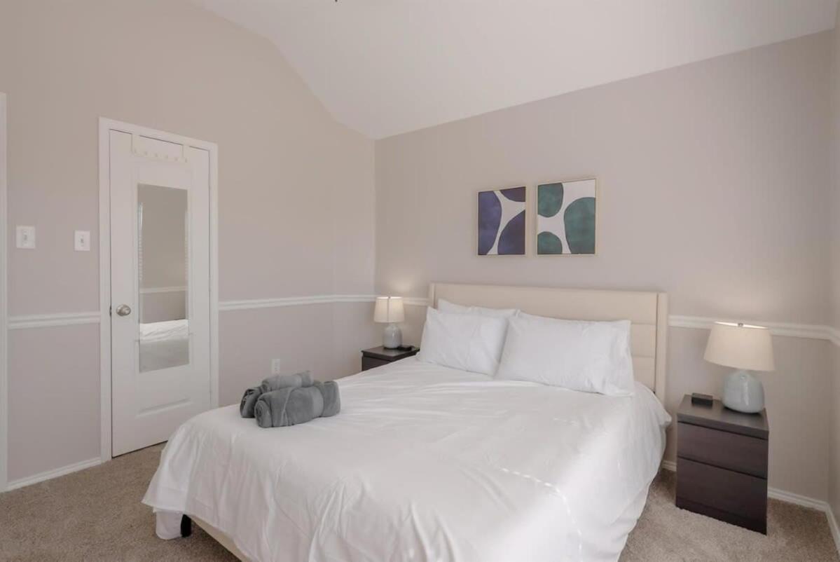 Pearl White Dream With Private Pool & Theatre Holiday home
