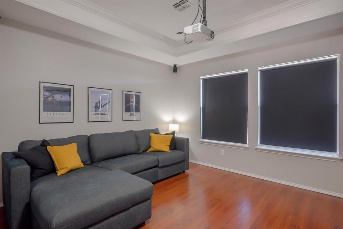 Pearl White Dream With Private Pool & Theatre Holiday home Arlington