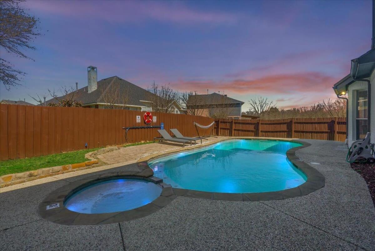 Pearl White Dream With Private Pool & Theatre * Arlington