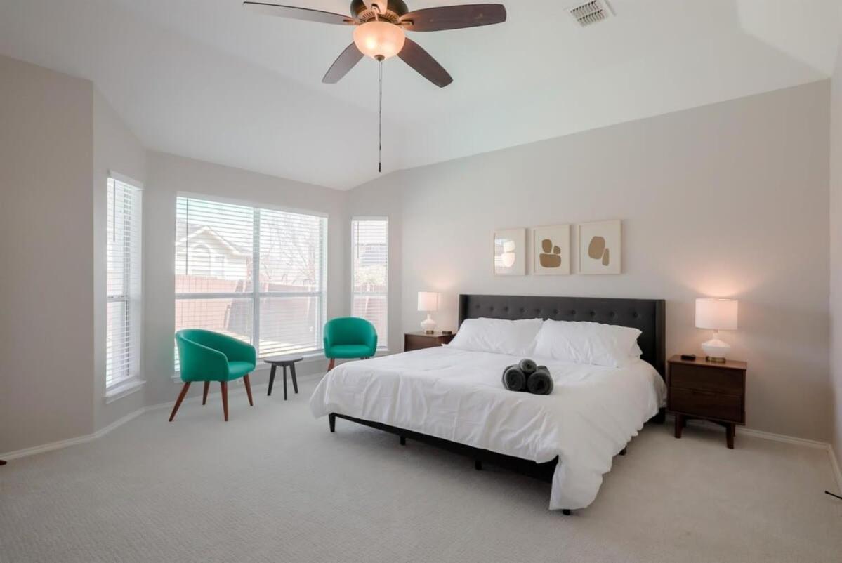 Pearl White Dream With Private Pool & Theatre Holiday home Arlington