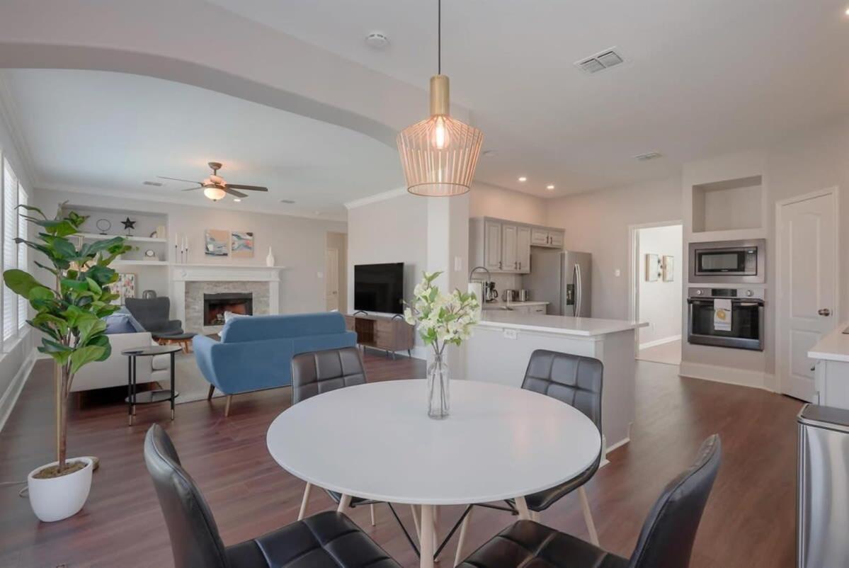 Pearl White Dream With Private Pool & Theatre Holiday home Arlington