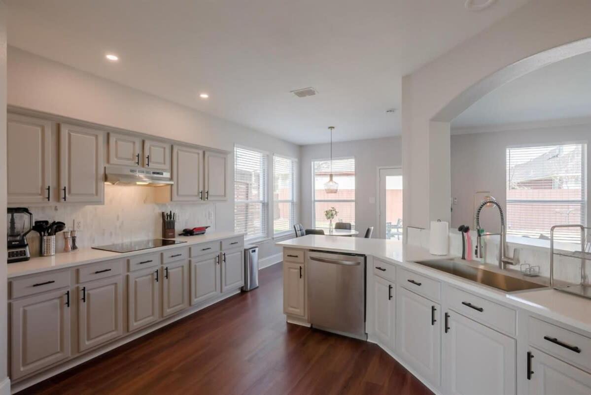 Pearl White Dream With Private Pool & Theatre Holiday home Arlington
