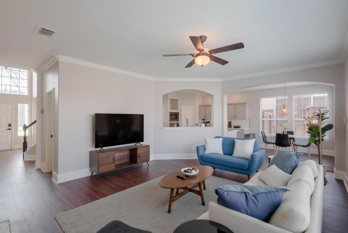 Pearl White Dream With Private Pool & Theatre Arlington