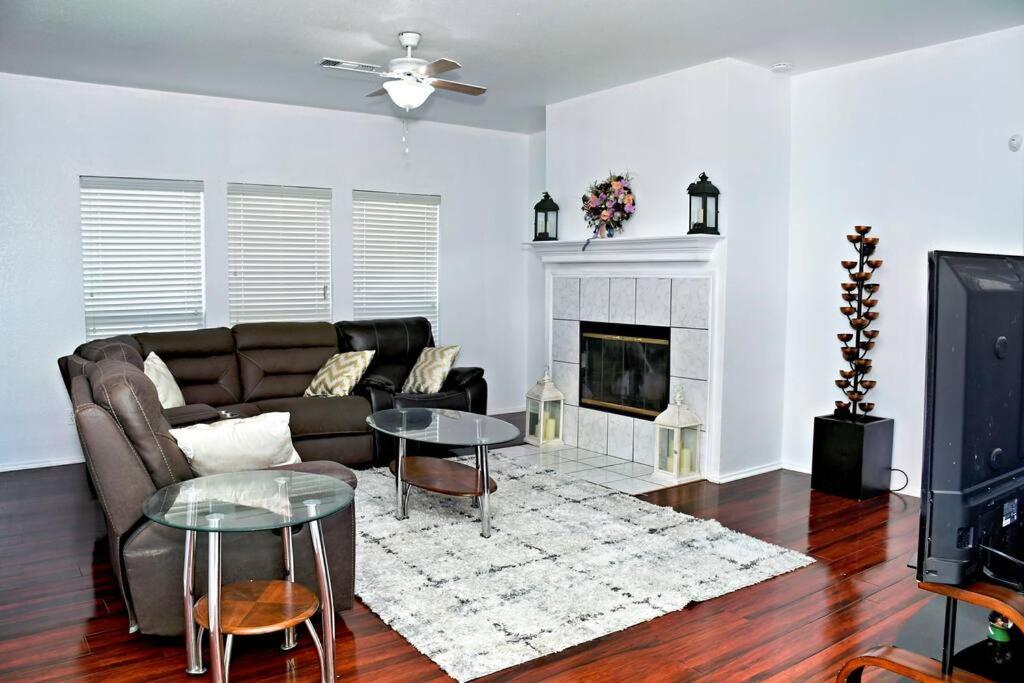 Spacious 4-bedroom House With Ac, Wi-fi Superb In The Heart Of Arlington, Tx!
