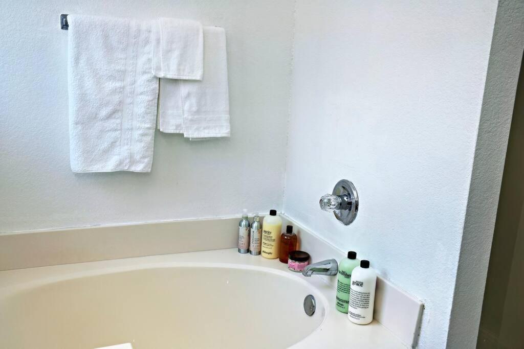Holiday home Spacious 4-bedroom House With Ac, Wi-fi Superb In The Heart Of Arlington, Tx! *