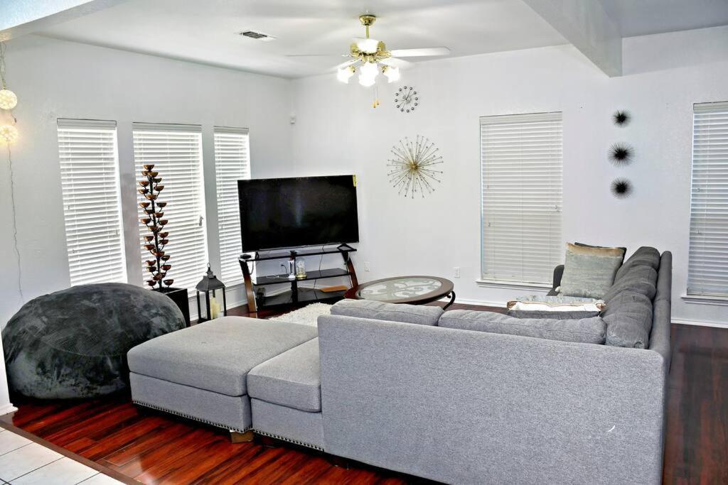 Spacious 4-bedroom House With Ac, Wi-fi Superb In The Heart Of Arlington, Tx! Holiday home Arlington
