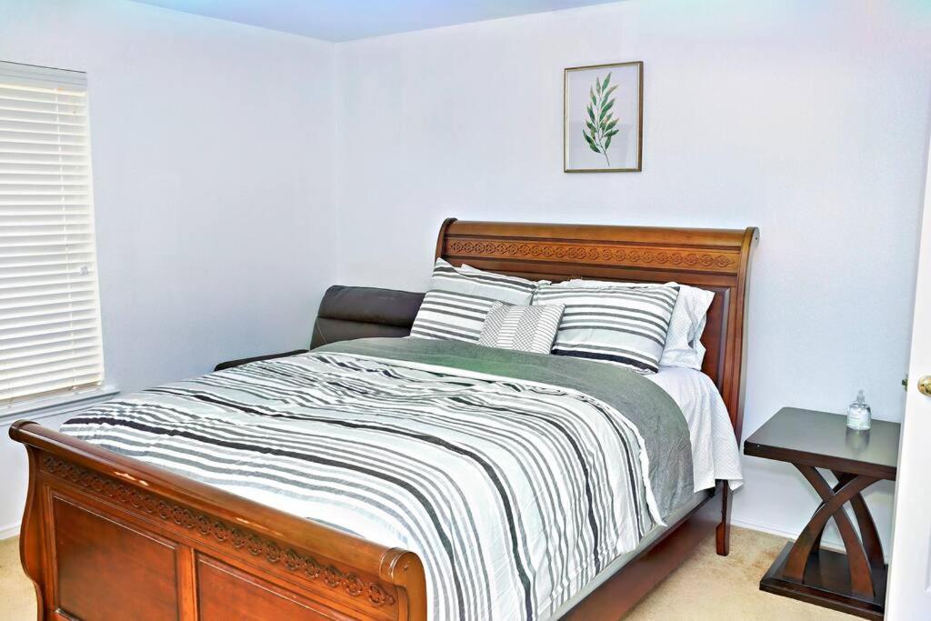 Spacious 4-bedroom House With Ac, Wi-fi Superb In The Heart Of Arlington, Tx! Holiday home Arlington