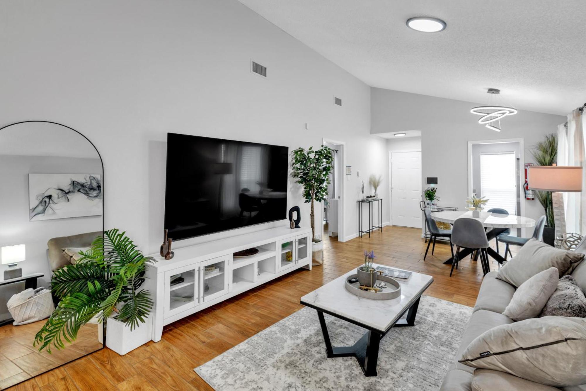 Charming Getaway In The Heart Of Duplex Arlington