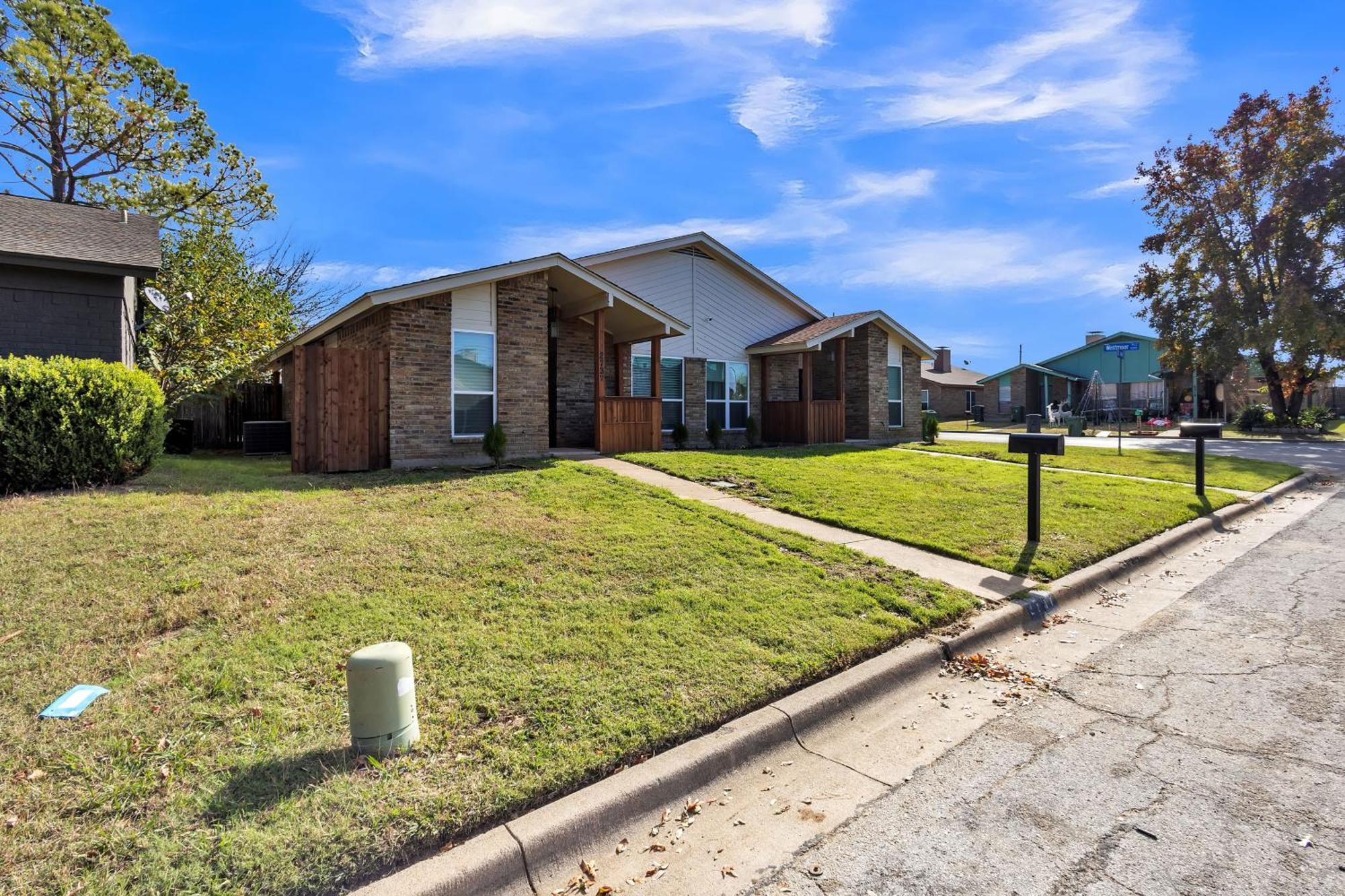 Charming Getaway In The Heart Of Duplex Apartment Arlington