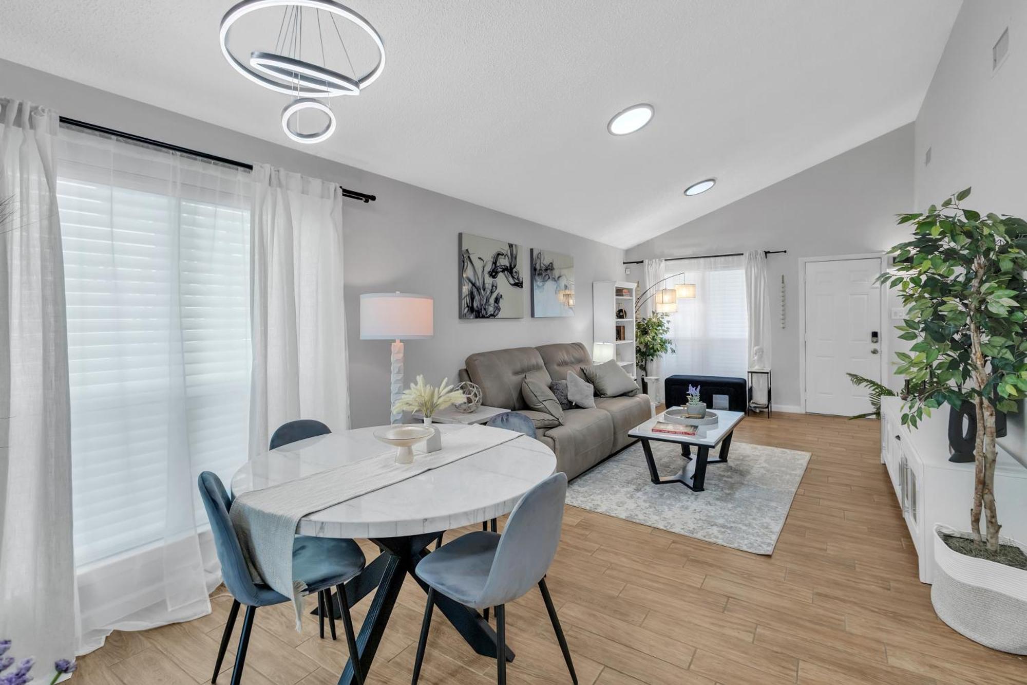 Apartment Charming Getaway In The Heart Of Duplex *